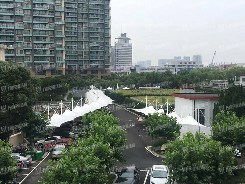 張拉膜車棚造價(jià)和哪些因素有關(guān)？降低張拉膜車棚造價(jià)的方法有哪些？