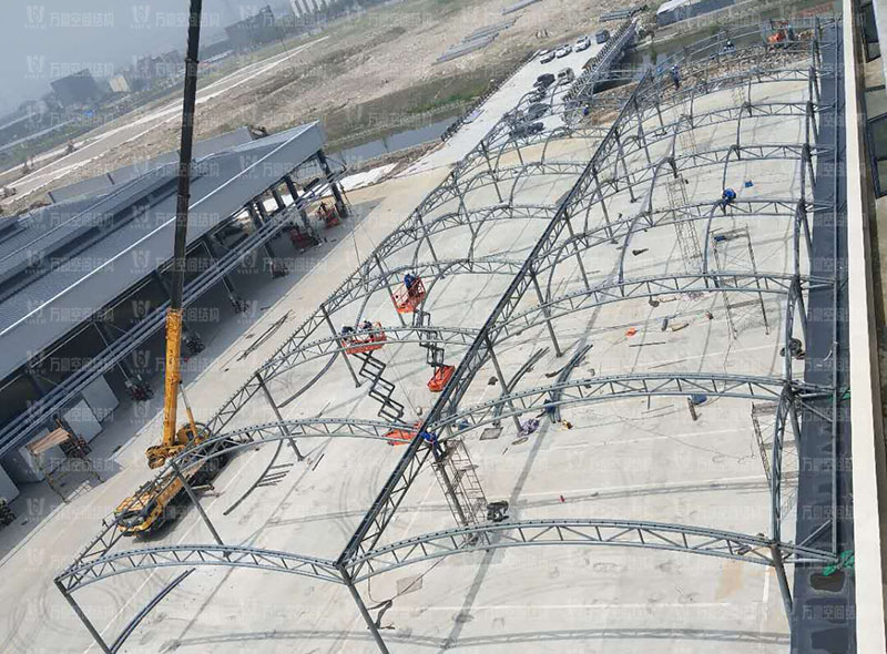 奉化方橋農(nóng)副鋼結(jié)構(gòu)雨棚工程進(jìn)入膜布安裝階段 奉化方橋農(nóng)副鋼結(jié)構(gòu)雨棚工程進(jìn)入膜布安裝階段