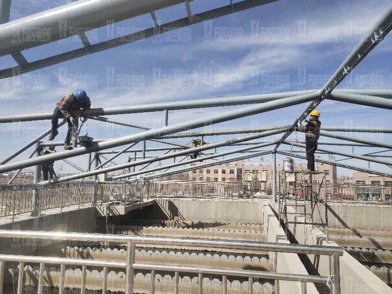 格爾木工業(yè)園昆侖工業(yè)區(qū)工業(yè)污水廠污水池保溫膜結(jié)構(gòu)工程位于海西蒙古族藏族自治州格爾木市，此項目是國內(nèi)首個ETFE膜結(jié)構(gòu)污水池加蓋工程。   該工程主要建設(shè)格爾木工業(yè)園昆侖工業(yè)區(qū)工業(yè)污水處理廠首期2.5萬立方米/天工程二沉池、水解酸化池和預(yù)沉池池體保溫膜結(jié)構(gòu)安裝。項目用鋼量230噸，膜結(jié)構(gòu)展開面積5000平米。    目前，預(yù)沉池和酸化水解池鋼結(jié)構(gòu)已完成，油漆已完成。二沉池基柱加焊，鋼架焊接中。    期待整個工程的完工，來領(lǐng)略它別致的風(fēng)采。