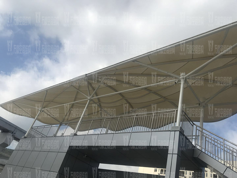 膜結(jié)構(gòu)雨棚遮陽棚有哪些優(yōu)勢？雨棚遮陽棚為什么選膜結(jié)構(gòu)材料？