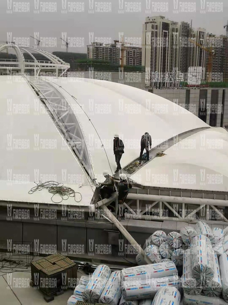 新泰卓越·財(cái)富廣場膜結(jié)構(gòu)項(xiàng)目接近尾聲