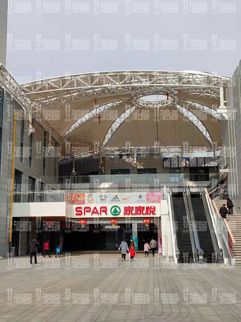 新泰卓越·財(cái)富廣場膜結(jié)構(gòu)項(xiàng)目接近尾聲