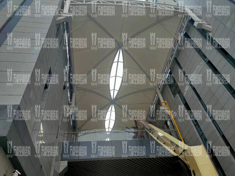 新泰卓越·財(cái)富廣場膜結(jié)構(gòu)項(xiàng)目接近尾聲