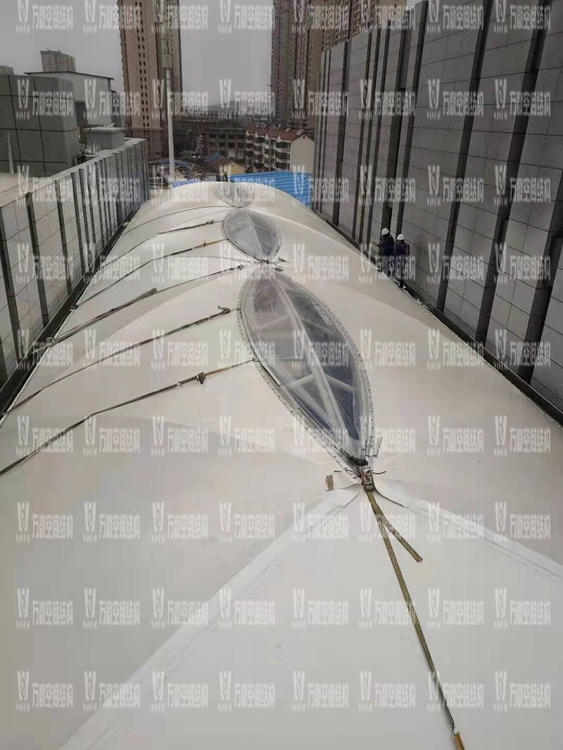 新泰卓越·財(cái)富廣場膜結(jié)構(gòu)項(xiàng)目接近尾聲