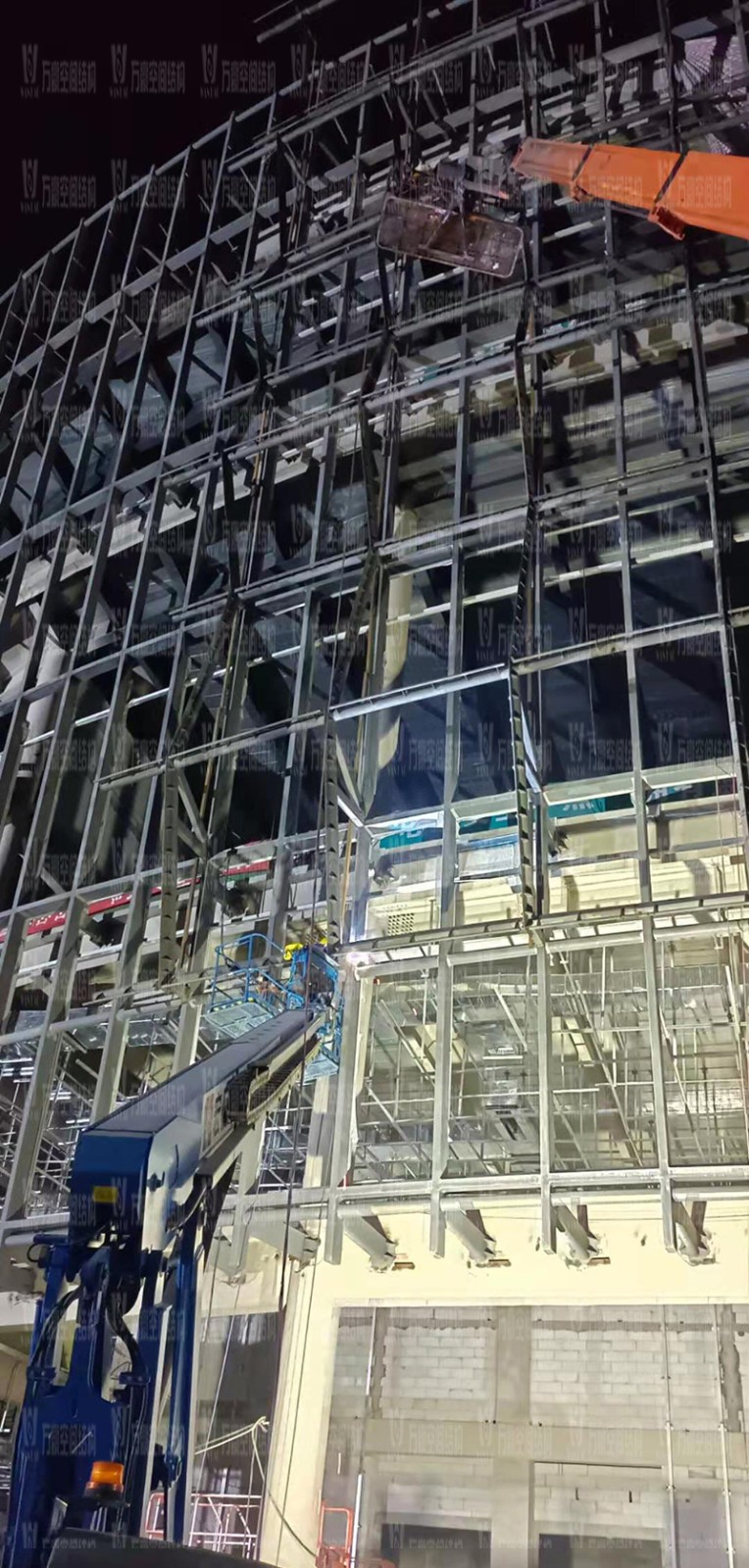 紹興國(guó)際會(huì)展中心一期B區(qū)會(huì)議中心PTFE膜結(jié)構(gòu)工程火熱拼裝、吊裝中