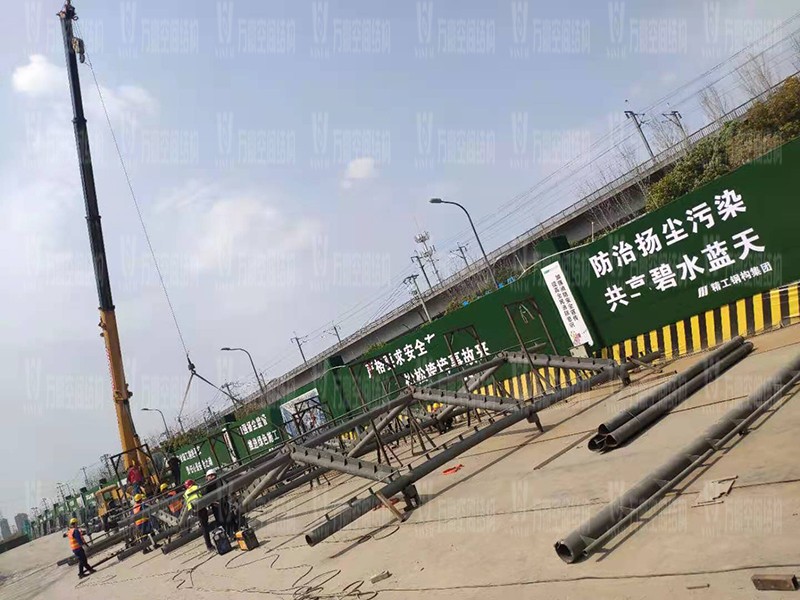 紹興國(guó)際會(huì)展中心一期B區(qū)會(huì)議中心PTFE膜結(jié)構(gòu)工程火熱拼裝、吊裝中