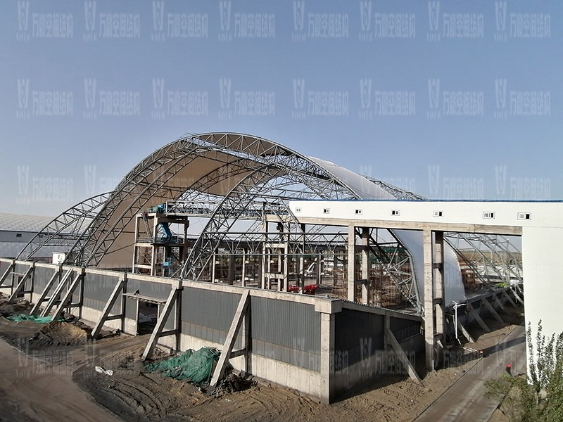 內(nèi)蒙能源長(zhǎng)城五礦選煤廠鋼骨架膜棚建設(shè)項(xiàng)目膜結(jié)構(gòu)安裝中
