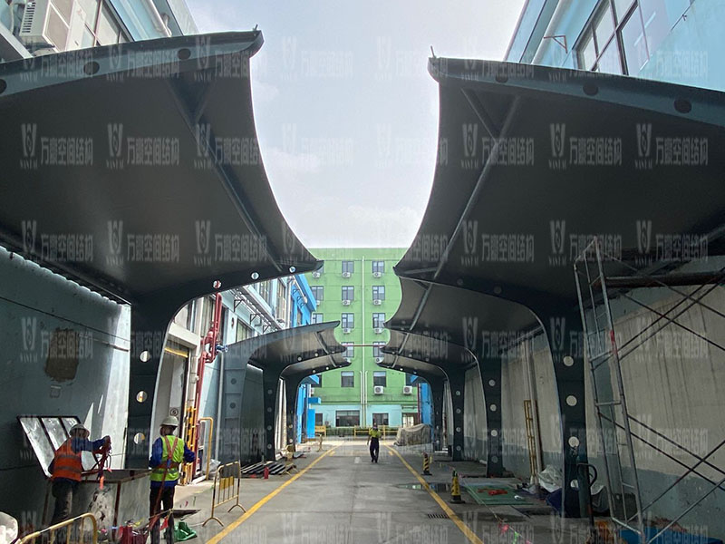 膜結(jié)構(gòu)車棚安裝時(shí)有哪些注意事項(xiàng)？車棚為什么選擇膜結(jié)構(gòu)？