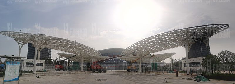 滬通鐵路張家港站地方配套工程站前西側(cè)旅客集散區(qū)蝴蝶造型天幕工程鋼結構接近尾聲