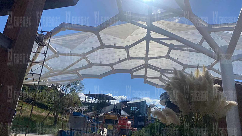 樂清鐵定溜溜樂園商業(yè)街蜂窩狀ETFE膜結構工程膜結構安裝中