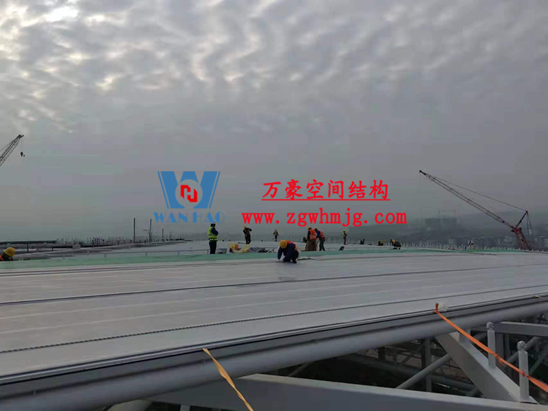 重慶龍興足球場ETFE屋面膜結(jié)構(gòu)工程屋面鋼結(jié)構(gòu)完成，膜結(jié)構(gòu)安裝中