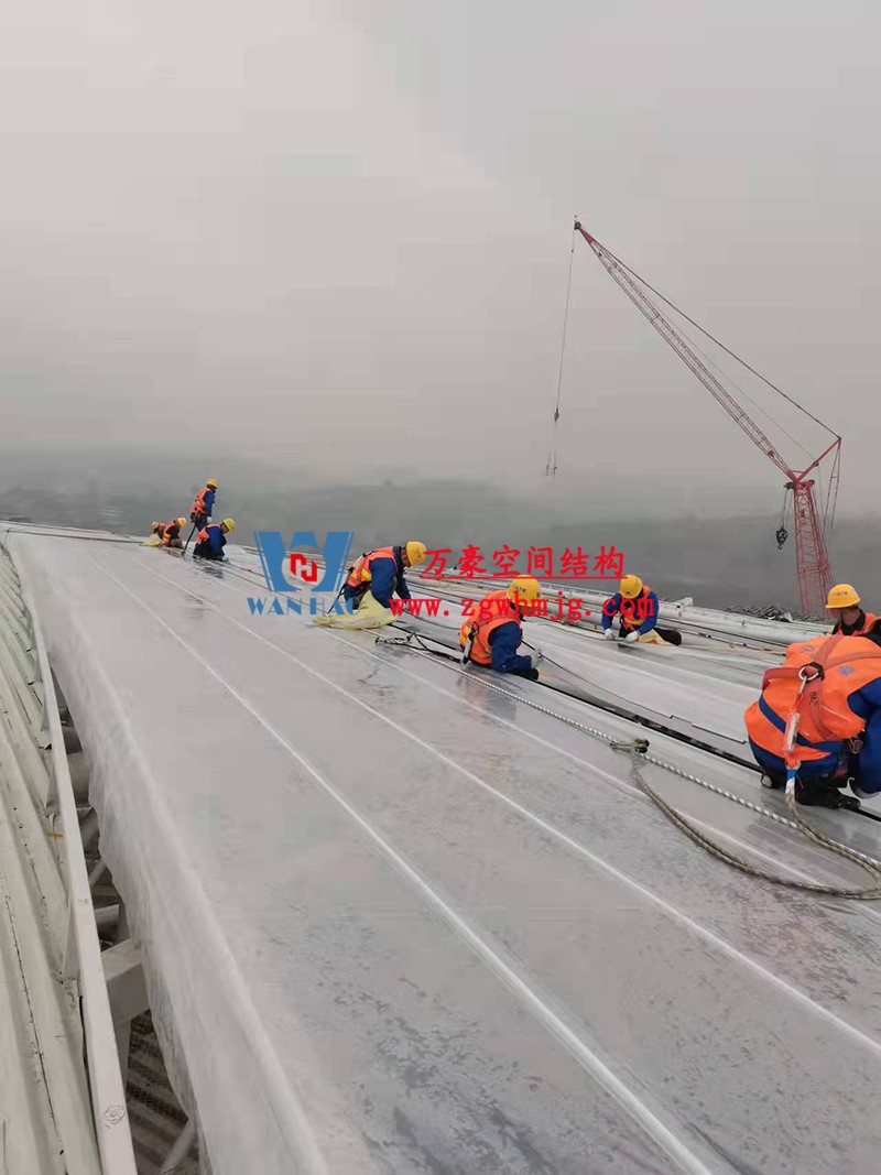 重慶龍興足球場ETFE屋面膜結(jié)構(gòu)工程屋面鋼結(jié)構(gòu)完成，膜結(jié)構(gòu)安裝中