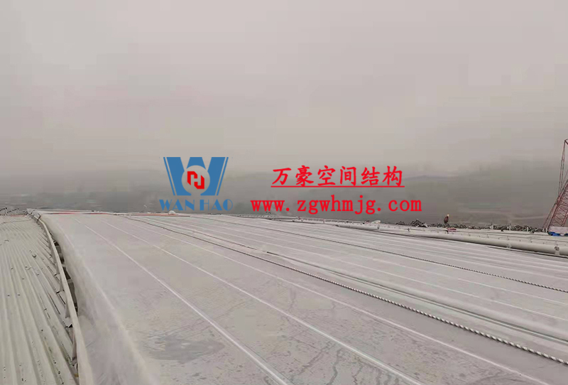 重慶龍興足球場ETFE屋面膜結(jié)構(gòu)工程屋面鋼結(jié)構(gòu)完成，膜結(jié)構(gòu)安裝中