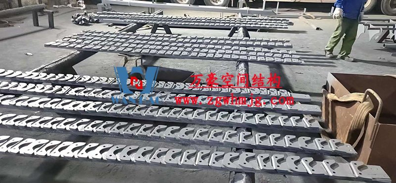 重慶龍興足球場ETFE屋面膜結(jié)構(gòu)工程屋面鋼結(jié)構(gòu)完成，膜結(jié)構(gòu)安裝中