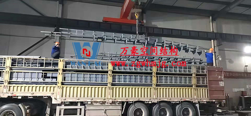 重慶龍興足球場ETFE屋面膜結(jié)構(gòu)工程屋面鋼結(jié)構(gòu)完成，膜結(jié)構(gòu)安裝中