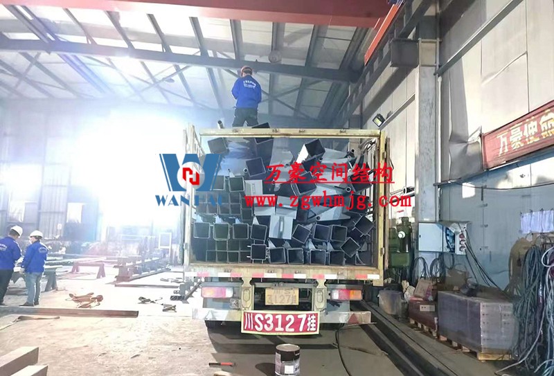 重慶龍興足球場ETFE屋面膜結(jié)構(gòu)工程屋面鋼結(jié)構(gòu)完成，膜結(jié)構(gòu)安裝中