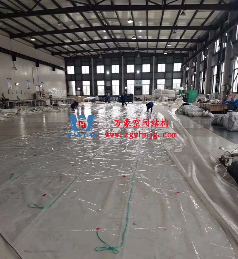 重慶龍興足球場ETFE屋面膜結(jié)構(gòu)工程屋面鋼結(jié)構(gòu)完成，膜結(jié)構(gòu)安裝中