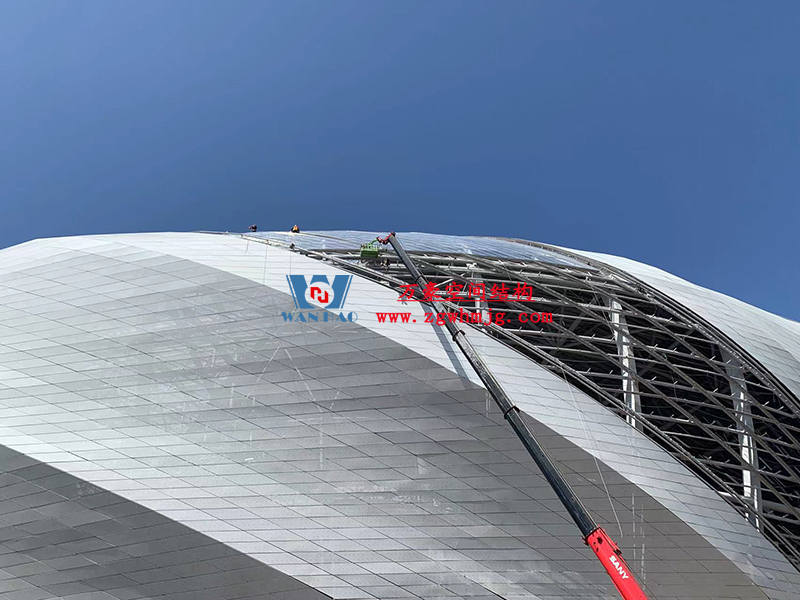 兩江新區(qū)加快建設(shè)龍興足球場(chǎng)（標(biāo)準(zhǔn)不降、工期不延、確保年底建成）