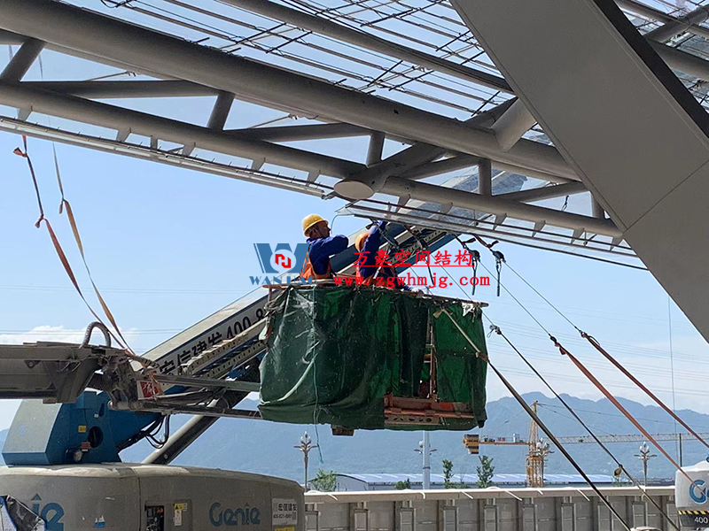 兩江新區(qū)加快建設(shè)龍興足球場(chǎng)（標(biāo)準(zhǔn)不降、工期不延、確保年底建成）