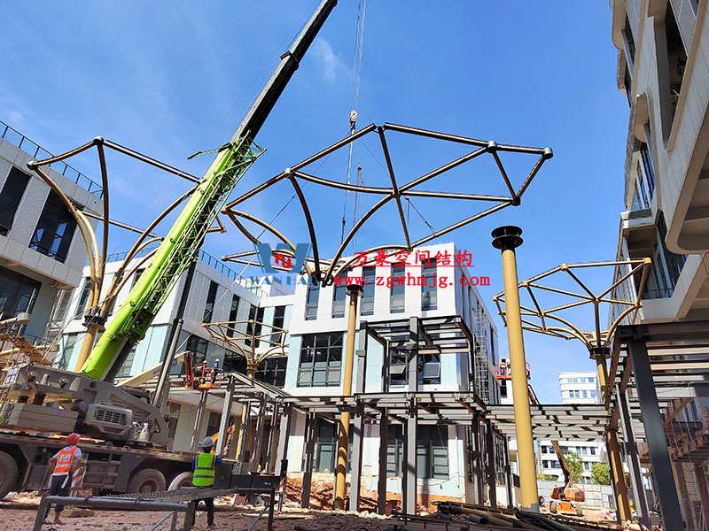 中國(guó)東盟特色商品匯聚中心膜鋼構(gòu)工程火熱施工中