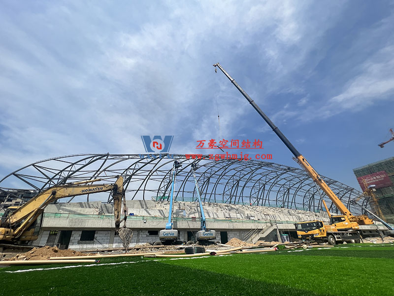 龍泉市體育場鋼膜結(jié)構(gòu)工程鋼結(jié)構(gòu)接近尾聲 龍泉市體育場鋼膜結(jié)構(gòu)工程鋼結(jié)構(gòu)接近尾聲