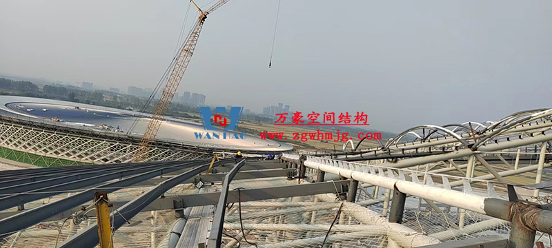 襄陽奧體中心膜結(jié)構(gòu)工程鋼結(jié)構(gòu)接近尾聲，膜結(jié)構(gòu)開始安裝