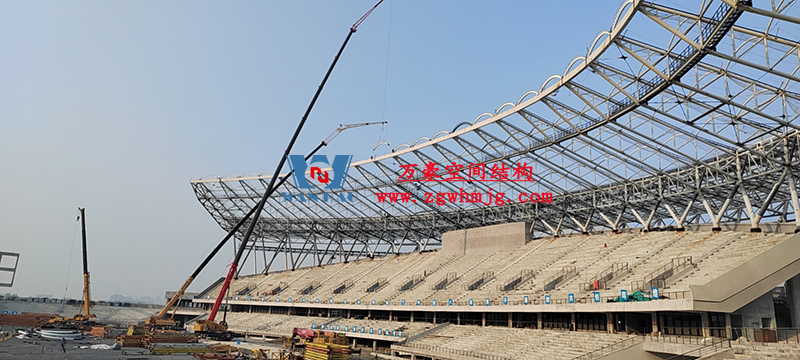 襄陽奧體中心膜結(jié)構(gòu)工程鋼結(jié)構(gòu)接近尾聲，膜結(jié)構(gòu)開始安裝