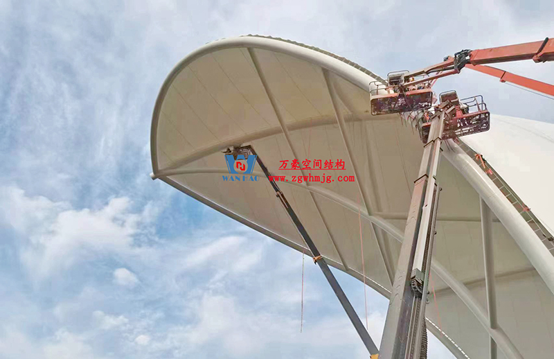 陜西定邊馬蓮灘沙漠公園鋼膜結構工程“奮力快跑”，工程“進度條”刷新了!