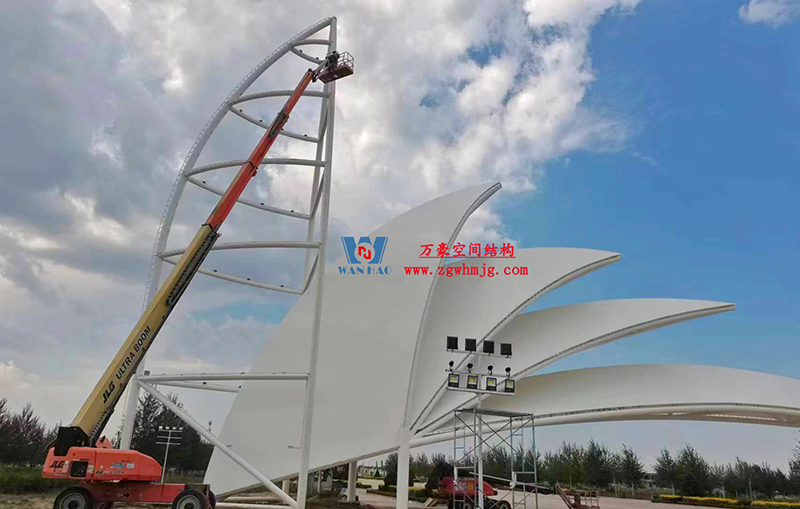 陜西定邊馬蓮灘沙漠公園鋼膜結構工程“奮力快跑”，工程“進度條”刷新了!