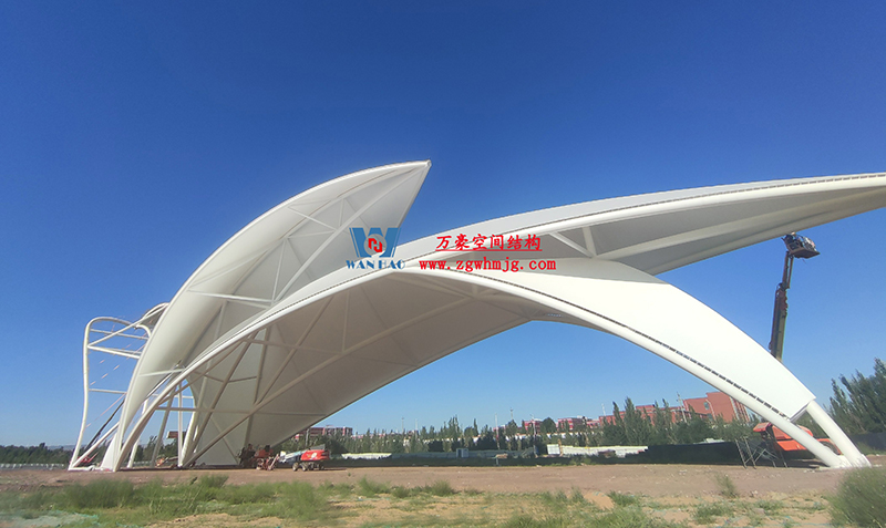 陜西定邊馬蓮灘沙漠公園鋼膜結構工程“奮力快跑”，工程“進度條”刷新了!