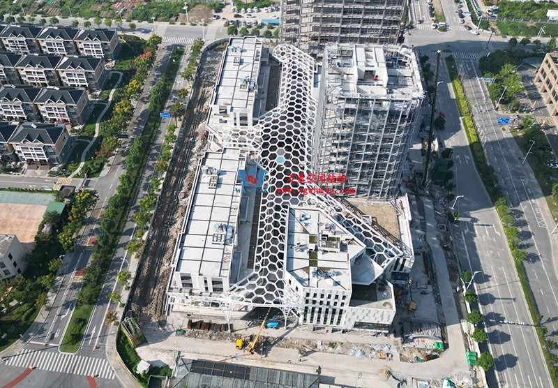 建筑藝術(shù)中鋼結(jié)構(gòu)的力學(xué)美感表達(dá) 建筑藝術(shù)中鋼結(jié)構(gòu)的力學(xué)美感表達(dá)