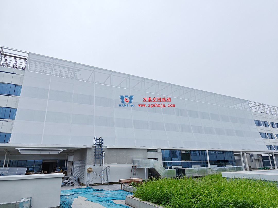 聚焦工程高質(zhì)量建設(shè)，這個(gè)網(wǎng)格織物幕墻正在施工安裝中