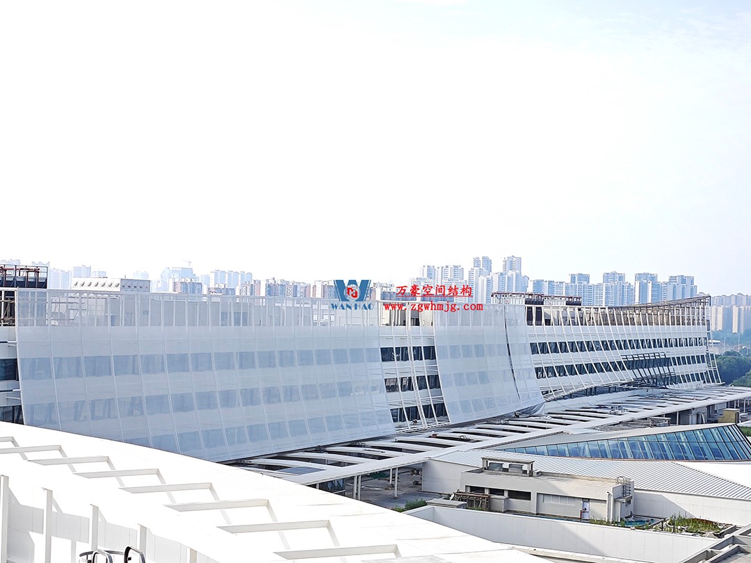 聚焦工程高質(zhì)量建設(shè)，這個(gè)網(wǎng)格織物幕墻正在施工安裝中