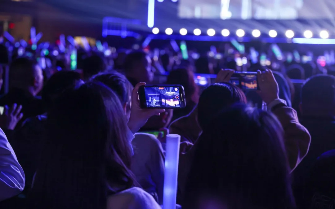 平陽體育中心群星演唱會(huì)！超萬人圍觀，現(xiàn)場(chǎng)火爆High唱！