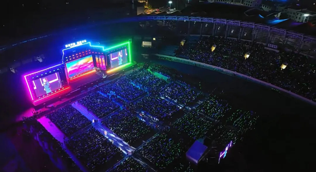 平陽體育中心群星演唱會(huì)！超萬人圍觀，現(xiàn)場(chǎng)火爆High唱！