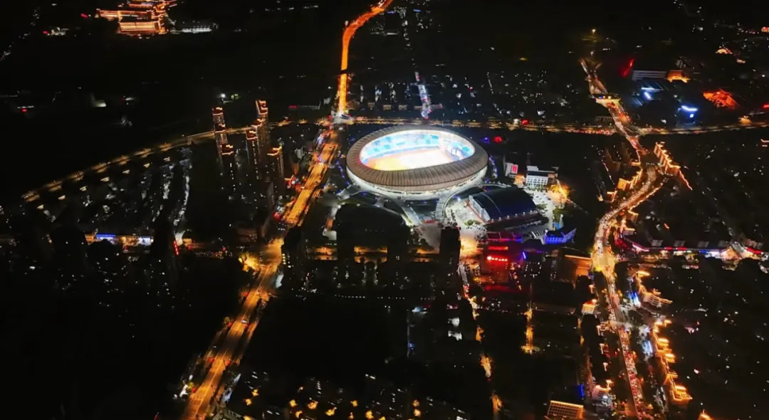 平陽體育中心群星演唱會(huì)！超萬人圍觀，現(xiàn)場(chǎng)火爆High唱！