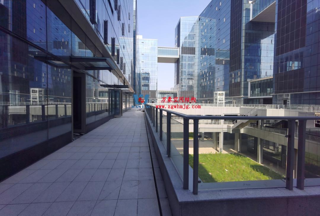 在中庭種一片鋼膜結(jié)構(gòu)的“森谷” 在中庭種一片鋼膜結(jié)構(gòu)的“森谷”