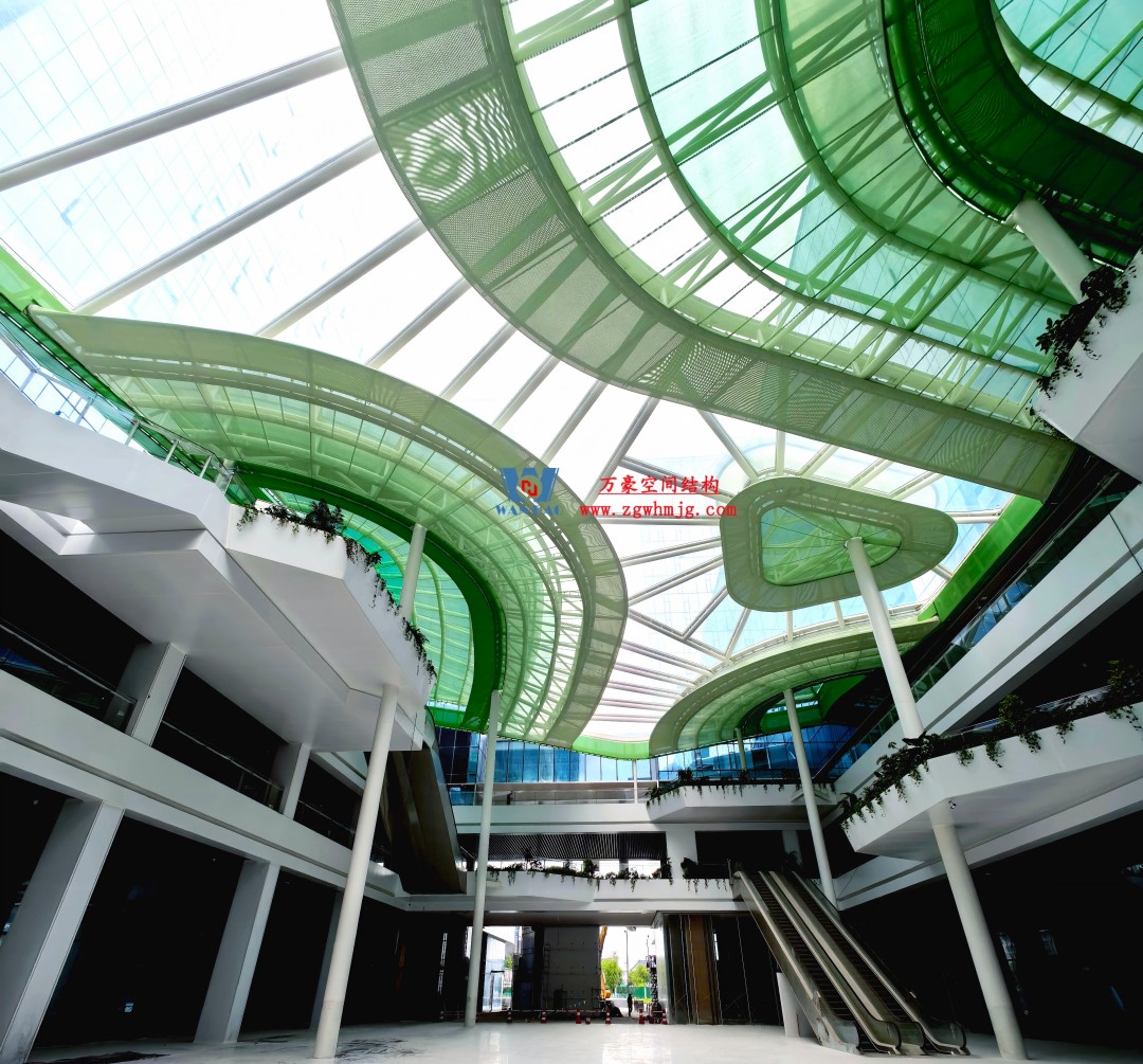 在中庭種一片鋼膜結(jié)構(gòu)的“森谷” 在中庭種一片鋼膜結(jié)構(gòu)的“森谷”