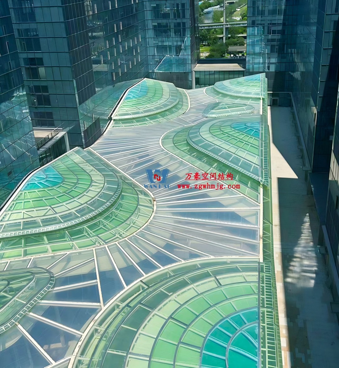 在中庭種一片鋼膜結(jié)構(gòu)的“森谷” 在中庭種一片鋼膜結(jié)構(gòu)的“森谷”