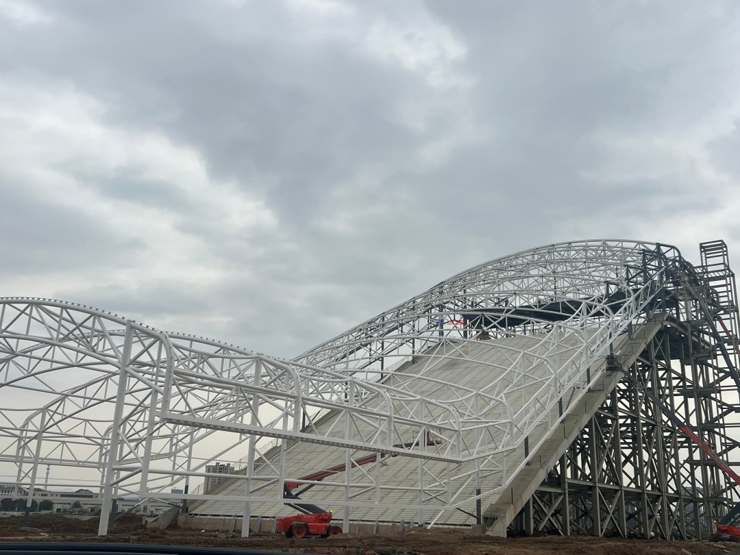 馭風逐沙，織就賽道美學——比亞迪紹興嵊州賽車場干拔沙坡觀景平臺鋼膜結(jié)構(gòu)