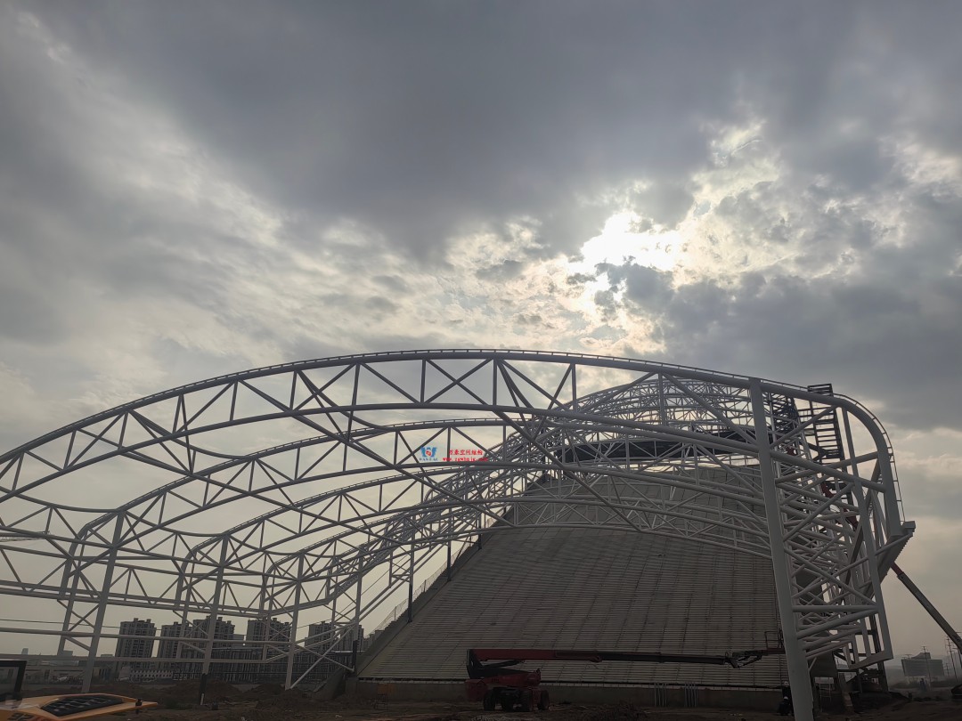 馭風逐沙，織就賽道美學——比亞迪紹興嵊州賽車場干拔沙坡觀景平臺鋼膜結(jié)構(gòu)