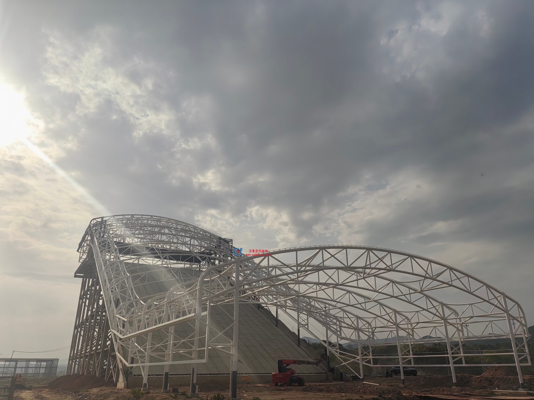 馭風逐沙，織就賽道美學——比亞迪紹興嵊州賽車場干拔沙坡觀景平臺鋼膜結(jié)構(gòu)