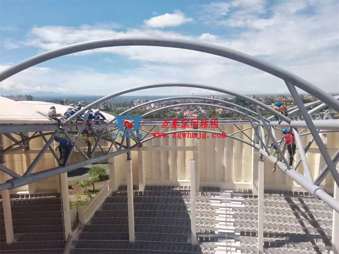 膜結(jié)構(gòu)體育場(chǎng)屋面安裝全解析:從技術(shù)要點(diǎn)到經(jīng)典案例 膜結(jié)構(gòu)體育場(chǎng)屋面安裝全解析:從技術(shù)要點(diǎn)到經(jīng)典案例