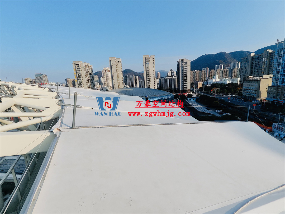 膜結(jié)構(gòu)體育場(chǎng)屋面安裝全解析:從技術(shù)要點(diǎn)到經(jīng)典案例 膜結(jié)構(gòu)體育場(chǎng)屋面安裝全解析:從技術(shù)要點(diǎn)到經(jīng)典案例