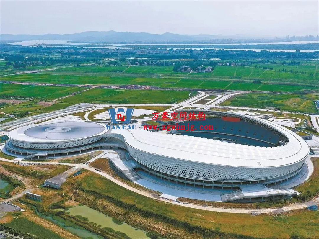 膜結(jié)構(gòu)體育場(chǎng)屋面安裝全解析:從技術(shù)要點(diǎn)到經(jīng)典案例 膜結(jié)構(gòu)體育場(chǎng)屋面安裝全解析:從技術(shù)要點(diǎn)到經(jīng)典案例