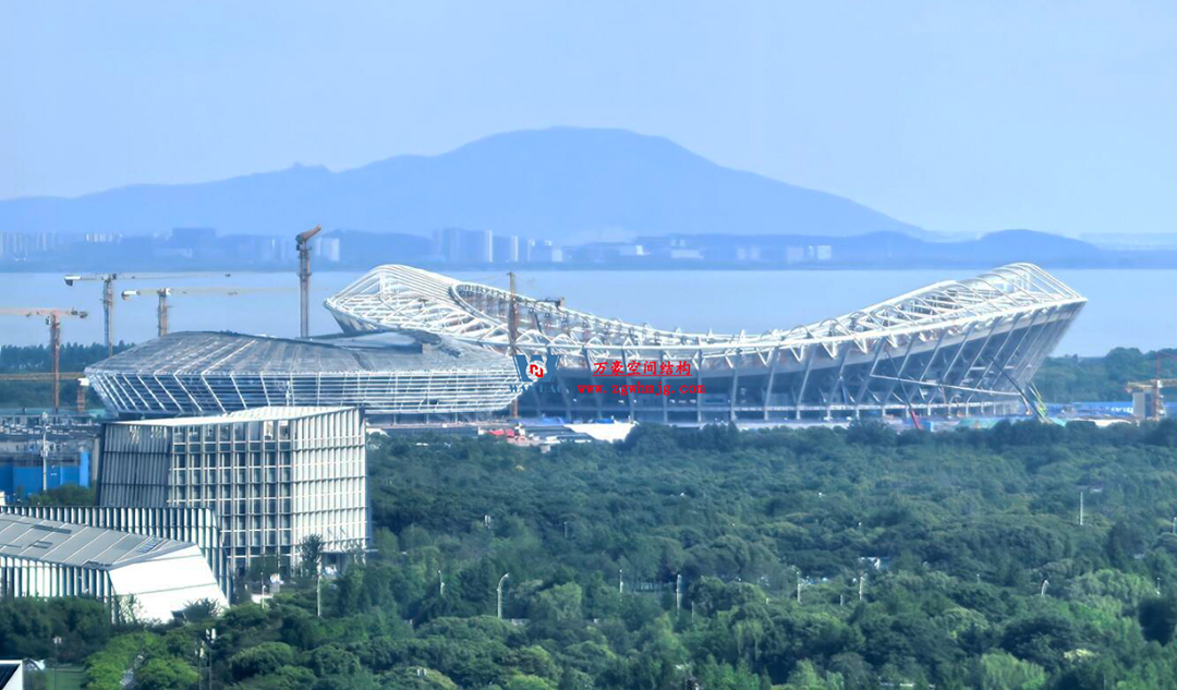 緊跟“蘇超熱浪”，火熱施工中，一只白鷺即將振翅高飛！