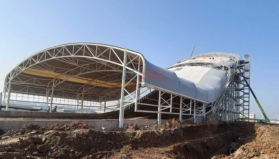 比亞迪賽車場驚現(xiàn)“風(fēng)之翼”！又一座PTFE膜結(jié)構(gòu)干拔沙坡頂棚拔地而起