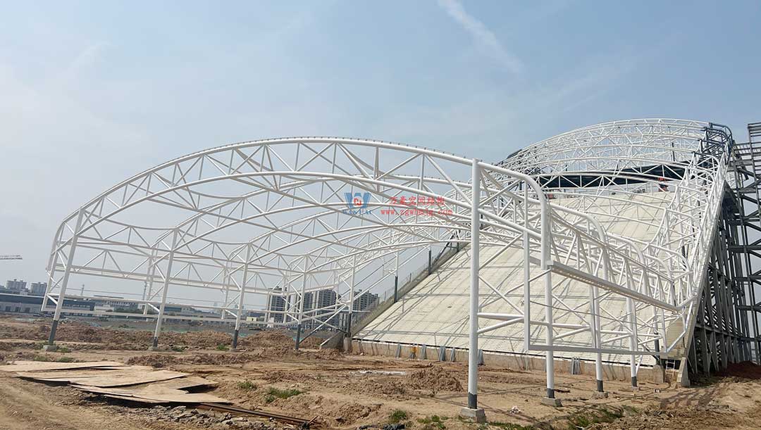 比亞迪賽車場驚現(xiàn)“風(fēng)之翼”！又一座PTFE膜結(jié)構(gòu)干拔沙坡頂棚拔地而起