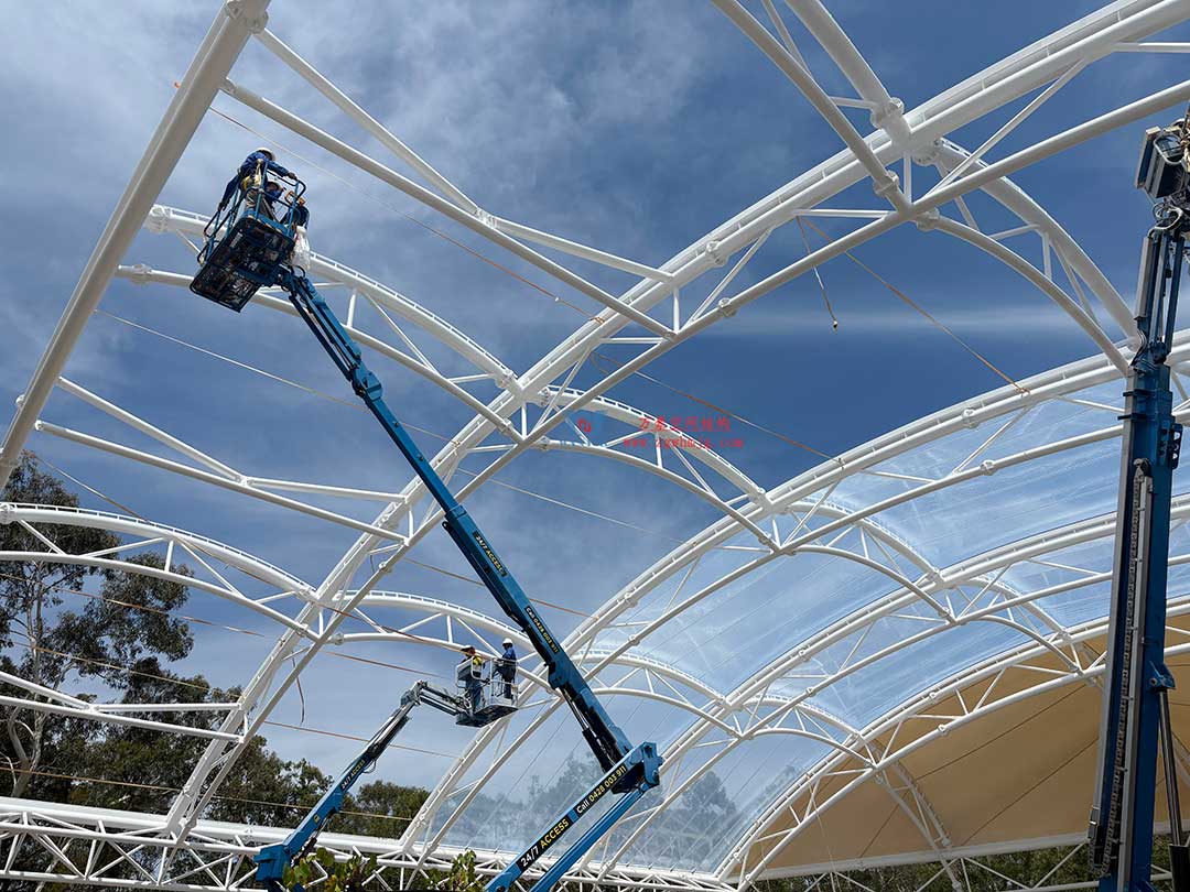 跨越山海的建筑新章！澳大利亞噴泉廣場(chǎng)天幕張拉正酣，雙膜科技賦能莊園建筑