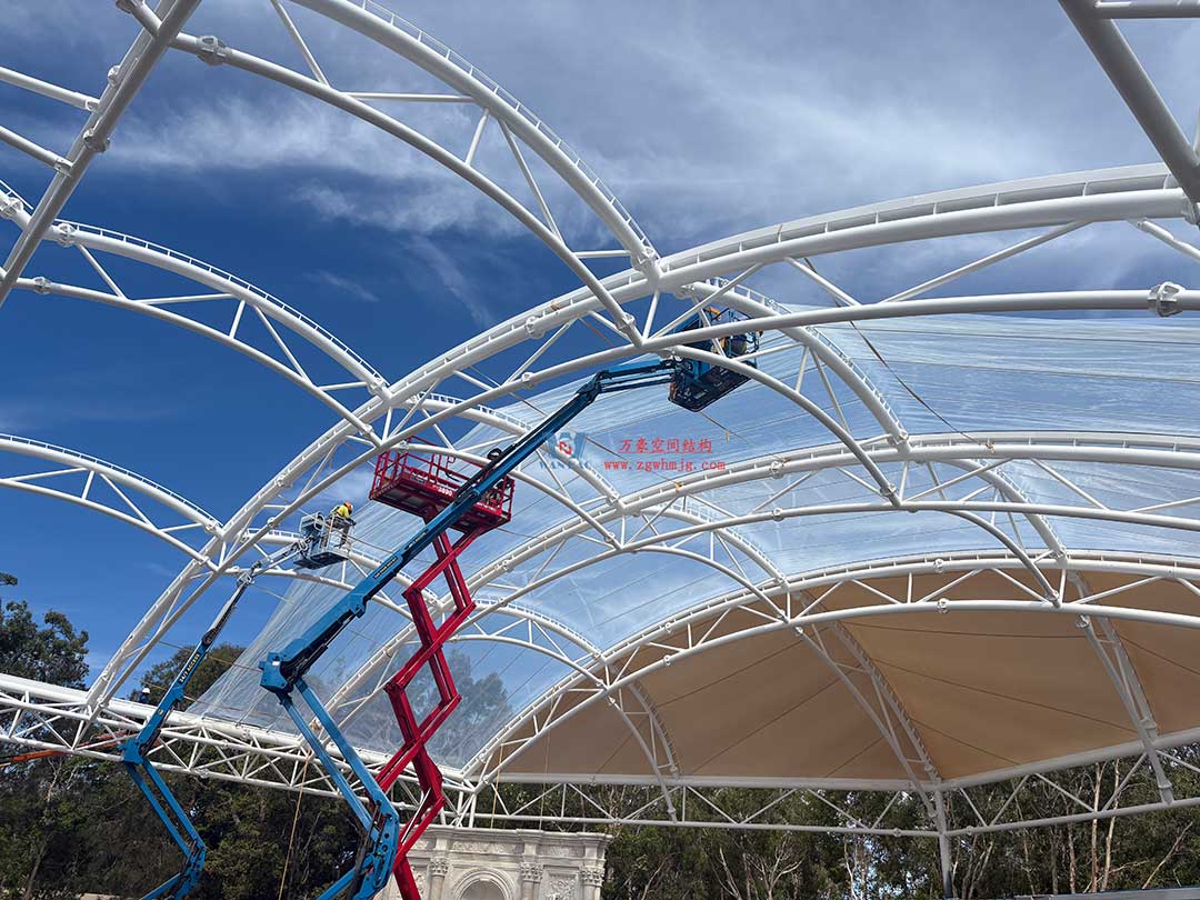 跨越山海的建筑新章！澳大利亞噴泉廣場(chǎng)天幕張拉正酣，雙膜科技賦能莊園建筑